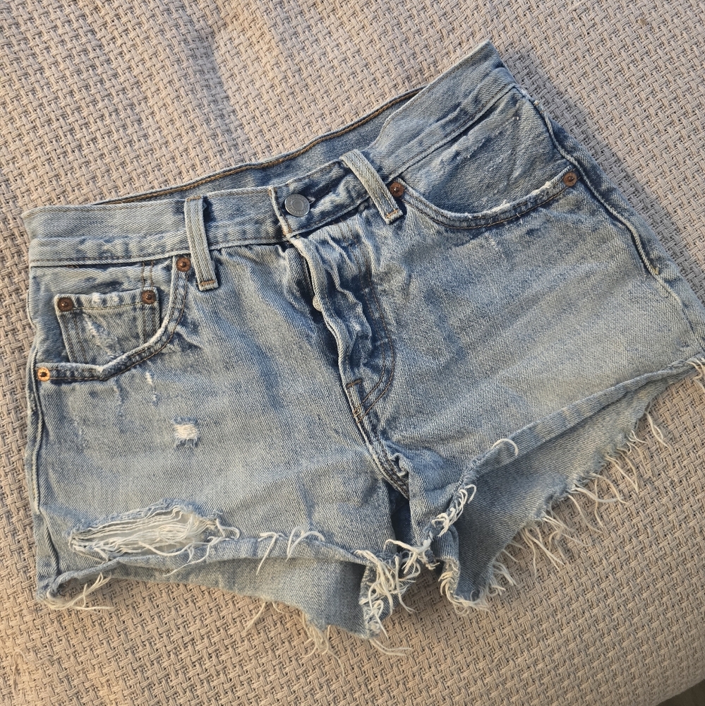 LEVIS DENIM CUT OFF SHORTS